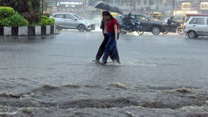 MP Weather: मध्य प्रदेश में बारिश से राहत की उम्मीद लेकिन हालात अब भी गंभीर! स्कूलों में छुट्टी घोषित