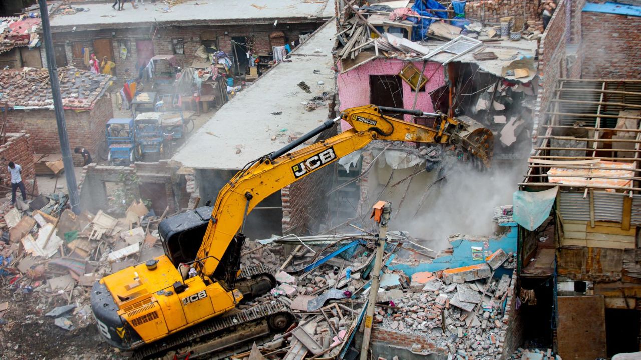 Delhi Demolition: दिल्ली में झुग्गियों पर चला बुलडोजर! सरकार ने दी विस्थापन और पुनर्वास पर सफाई