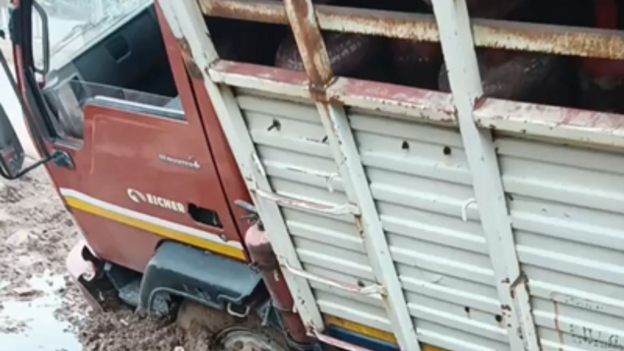 Rewa LPG Truck Accident: रीवा में बारिश का कहर, सड़क में धंसा एलपीजी ट्रक, 15 घंटे से निकालने की कोशिश जारी