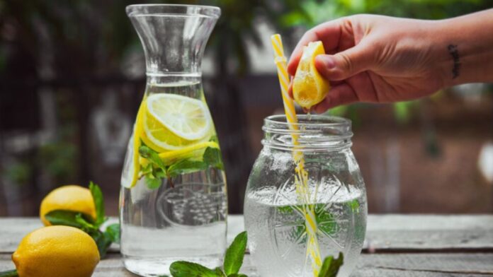 Lemon water in morning: वज़न घटाने के चक्कर में कहीं बढ़ न जाए आपकी परेशानी! जानिए नींबू पानी के नुकसान