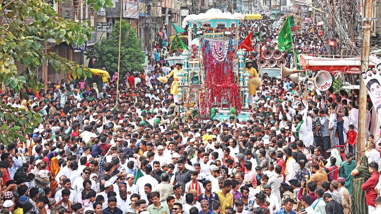 Indore Moharram: होलकर शासकों की परंपरा आज भी जीवित, ताज़िया निकालते वक्त होता है पूरा राजसी इंतजाम