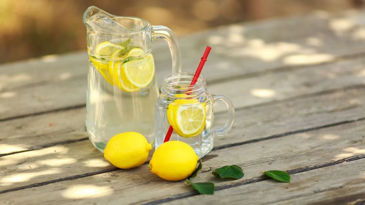 Lemon water in morning: वज़न घटाने के चक्कर में कहीं बढ़ न जाए आपकी परेशानी! जानिए नींबू पानी के नुकसान