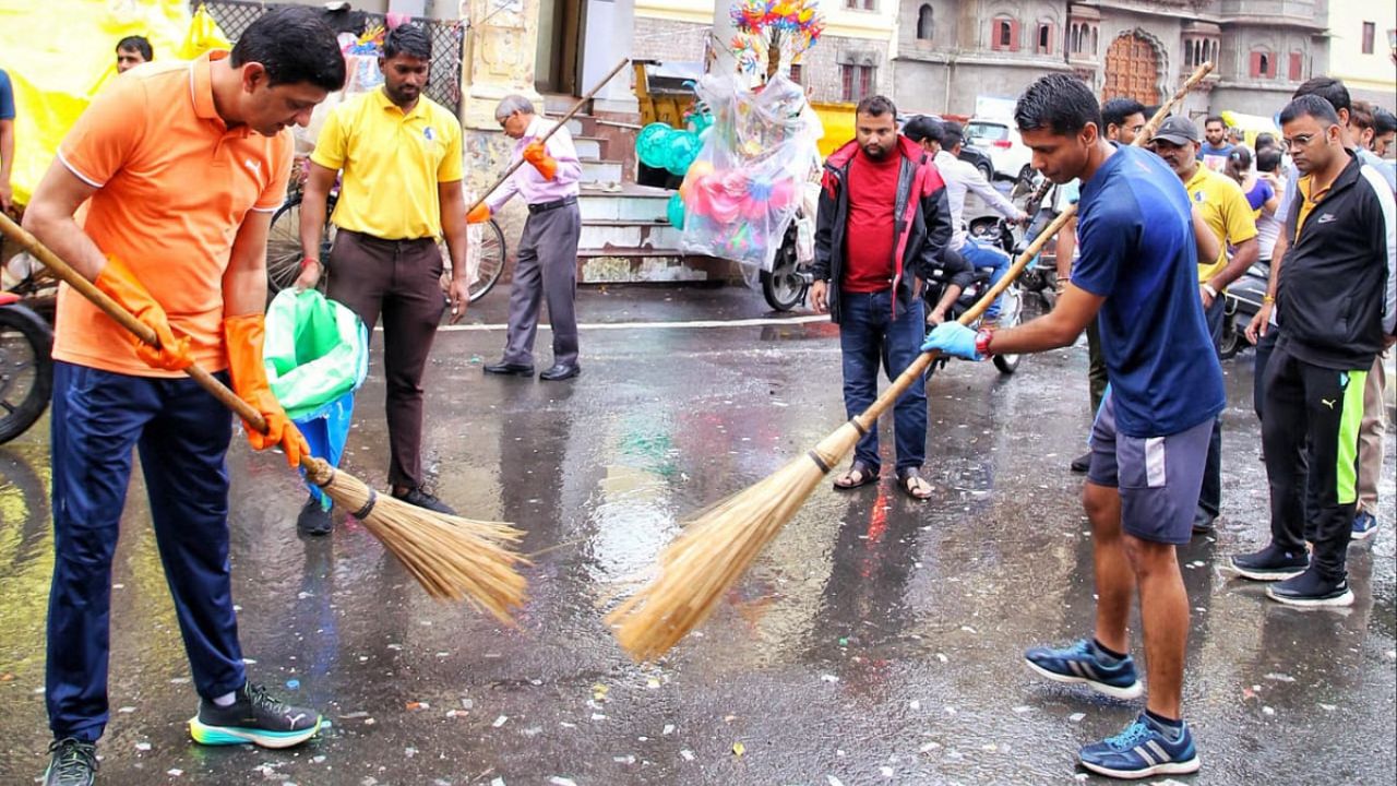 Indore News: इंदौर-सूरत की जंग में कौन बनेगा स्वच्छता का सम्राट? 17 जुलाई को खुलेगा राज