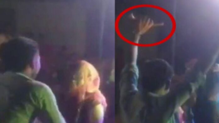 MP News: शादी में भाभी संग डांस कर रहा था युवक, जेब से निकाली पिस्तौल, वीडियो वायरल होते ही पहुंचा सलाखों के पीछे