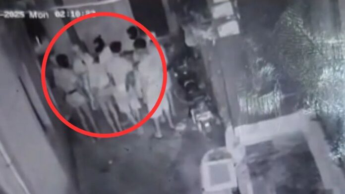 MP Crime: चड्डी-बनियान गैंग का आतंक! CCTV में कैद हुई वारदात, सोने की दुकान में आधी रात को हमला