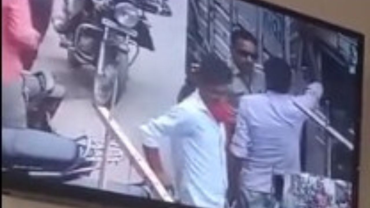 MP News: शिवपुरी पुलिस की गुंडागर्दी का वीडियो वायरल! पुलिसिया वर्दी में पिटाई और पैर छुआने की शर्मनाक घटना