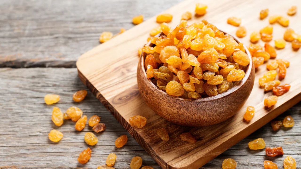 Raisins Good For Which Body Part: किशमिश किस अंग के लिए फायदेमंद? सही तरीके से खाने पर मिलते हैं चौंकाने वाले लाभ