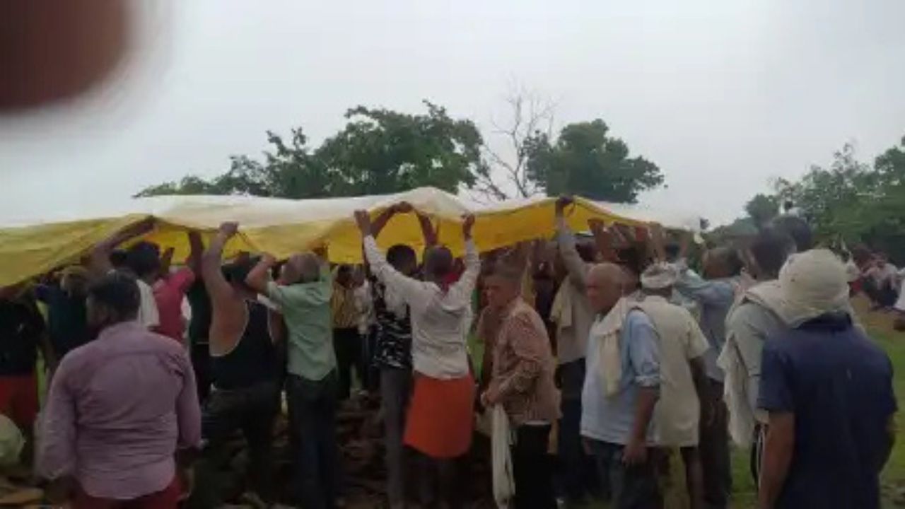 MP News: तिरपाल के नीचे जली चिता! प्लास्टिक की तिरपाल के निचे किया अंतिम संस्कार 