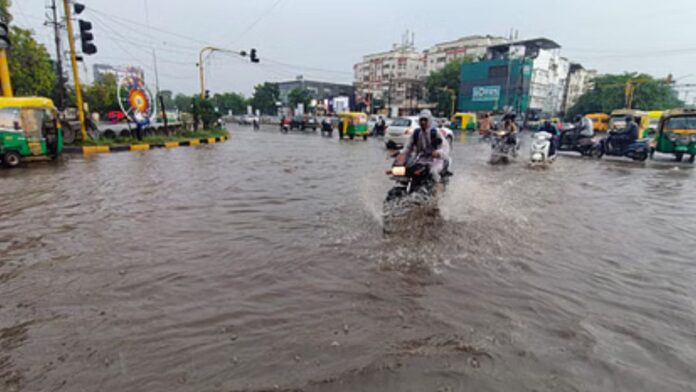 MP Weather: इंदौर में बारिश बनी आफत! 45 मिनट की बौछार ने शहर को बना दिया नदी