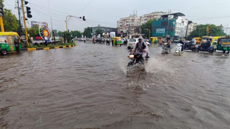 MP Weather: इंदौर में बारिश बनी आफत! 45 मिनट की बौछार ने शहर को बना दिया नदी