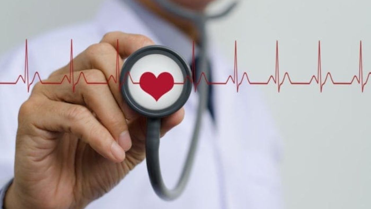 Heart Disease Tests: सीने में भारीपन को न करें नजरअंदाज, ECG-ECHO से बच सकती है जान