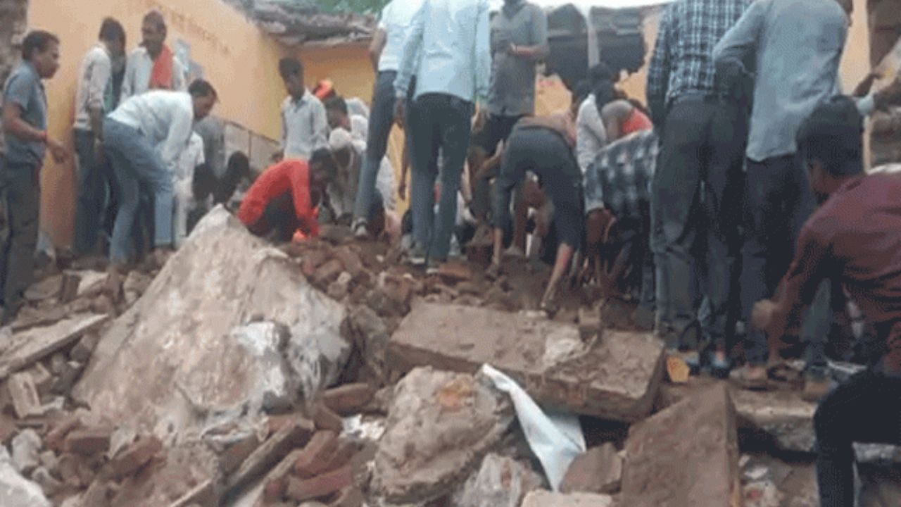 MP News: स्कूल की छत गिरी लेकिन बच्चे बाल-बाल बचे! मध्यप्रदेश के शहडोल से चौंकाने वाली लापरवाही