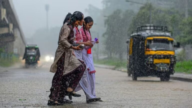 MP Weather: मध्यप्रदेश में भारी बारिश का कहर! 19 ज़िलों में रेड अलर्ट, कई इलाकों में बाढ़ जैसे हालात