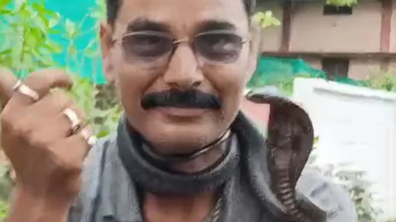 MP News: सांप के साथ रील बना रहे युवक की दर्दनाक मौत, वीडियो देख कांप उठे लोग