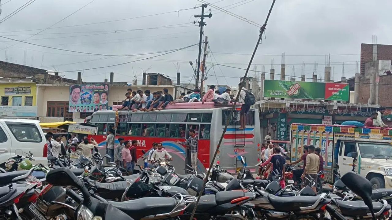 MP News: निवाड़ी में मौत की सवारी बन गईं बसों की छतें! हर दिन खतरे में डाल रहे लोग अपनी जान