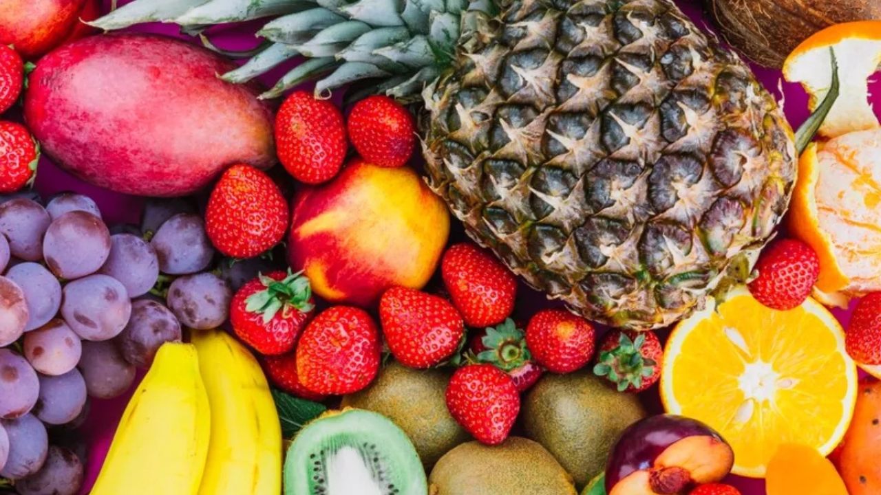 Fruit Benefits: खाली पेट फल खाने की आदत बदलेगी आपकी सेहत की तस्वीर! ये फल बनाएंगे आपको फिट