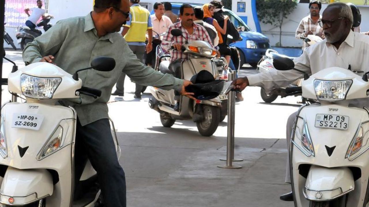 MP News: बिना हेलमेट पहुंचोगे पेट्रोल पंप तो खाली टंकी के साथ लौटोगे, इंदौर में कलेक्टर का बड़ा आदेश आया सामने