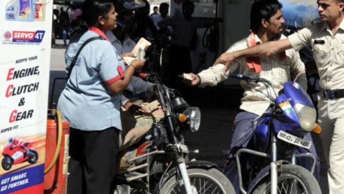 MP News: बिना हेलमेट पहुंचोगे पेट्रोल पंप तो खाली टंकी के साथ लौटोगे, इंदौर में कलेक्टर का बड़ा आदेश आया सामने
