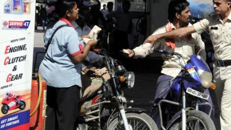 MP News: बिना हेलमेट पहुंचोगे पेट्रोल पंप तो खाली टंकी के साथ लौटोगे, इंदौर में कलेक्टर का बड़ा आदेश आया सामने