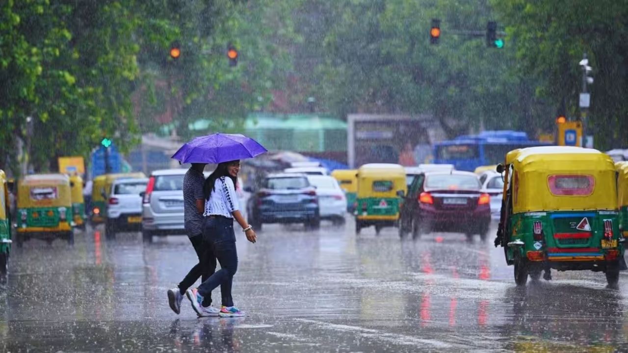 MP Weather: इंदौर में बारिश बनी आफत! 45 मिनट की बौछार ने शहर को बना दिया नदी