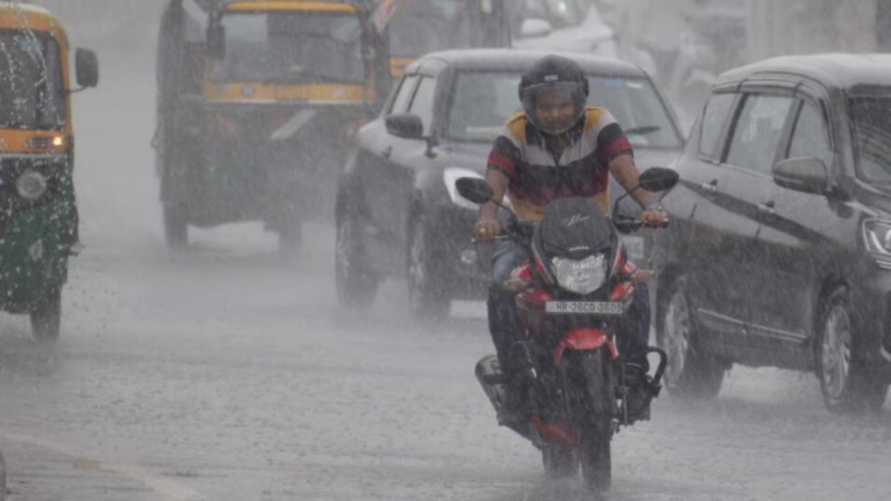 MP Weather: तेज बारिश में डूबे मध्यप्रदेश के जिले, खतरे की घंटी बजा रहा मौसम विभाग!