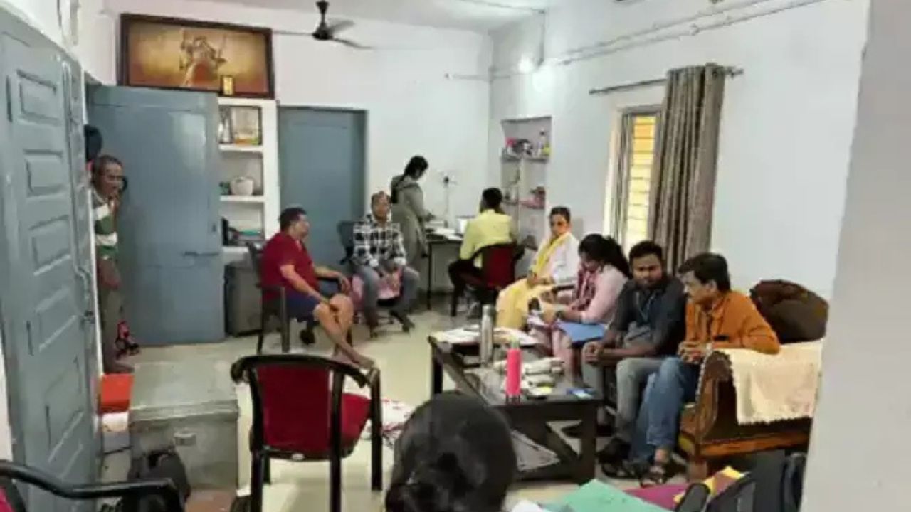 Irrelevant Property Case: जनजातीय कल्याण विभाग के डिप्टी कमिश्नर के ठिकानों पर ईओडब्ल्यू का बड़ा छापा