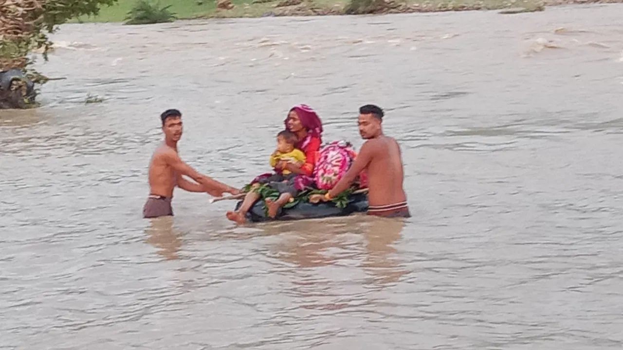 MP News: बारिश के चलते शिवपुरी जिले में कई गांव बने टापू, लोगों को जान जोखिम में डालकर पार करनी पड़ रही नदी 