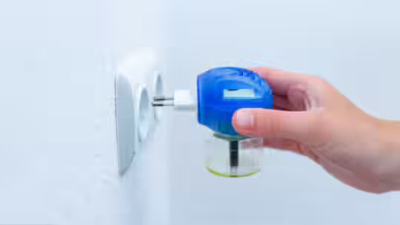 All Out Electricity Cost: अक्सर देखा गया है कि लोग मच्छर भगाने वाली इलेक्ट्रॉनिक मशीन जैसे All Out या Good Knight का इस्तेमाल तो करते हैं लेकिन उन्हें सॉकेट से हटाते नहीं हैं। उन्हें लगता है कि इतनी छोटी सी मशीन से क्या ही खर्च होगा। लेकिन अगर आप भी यही सोचते हैं तो सावधान हो जाइए क्योंकि यह आदत सालभर में आपकी जेब से सैकड़ों रुपये खींच सकती है।