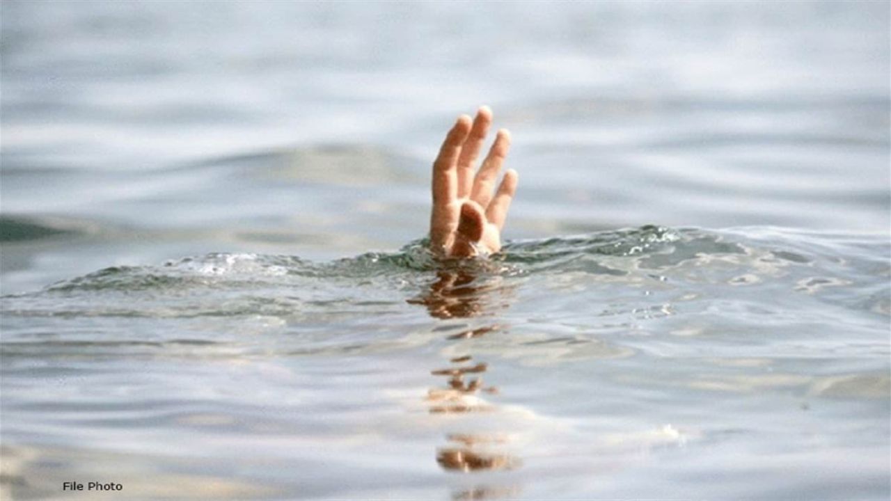 MP river accident: मध्यप्रदेश के खरगोन जिले से एक दुखद घटना सामने आई है। एक व्यक्ति अपने गांव से एक वृद्ध महिला के अंतिम संस्कार में शामिल होने के लिए मुक्तिधाम नावघाट खेड़ी पहुंचा था। अंतिम संस्कार की रस्में पूरी होने के बाद वह नर्मदा नदी में स्नान करने चला गया। लेकिन यह स्नान उसके जीवन का अंतिम स्नान बन गया।