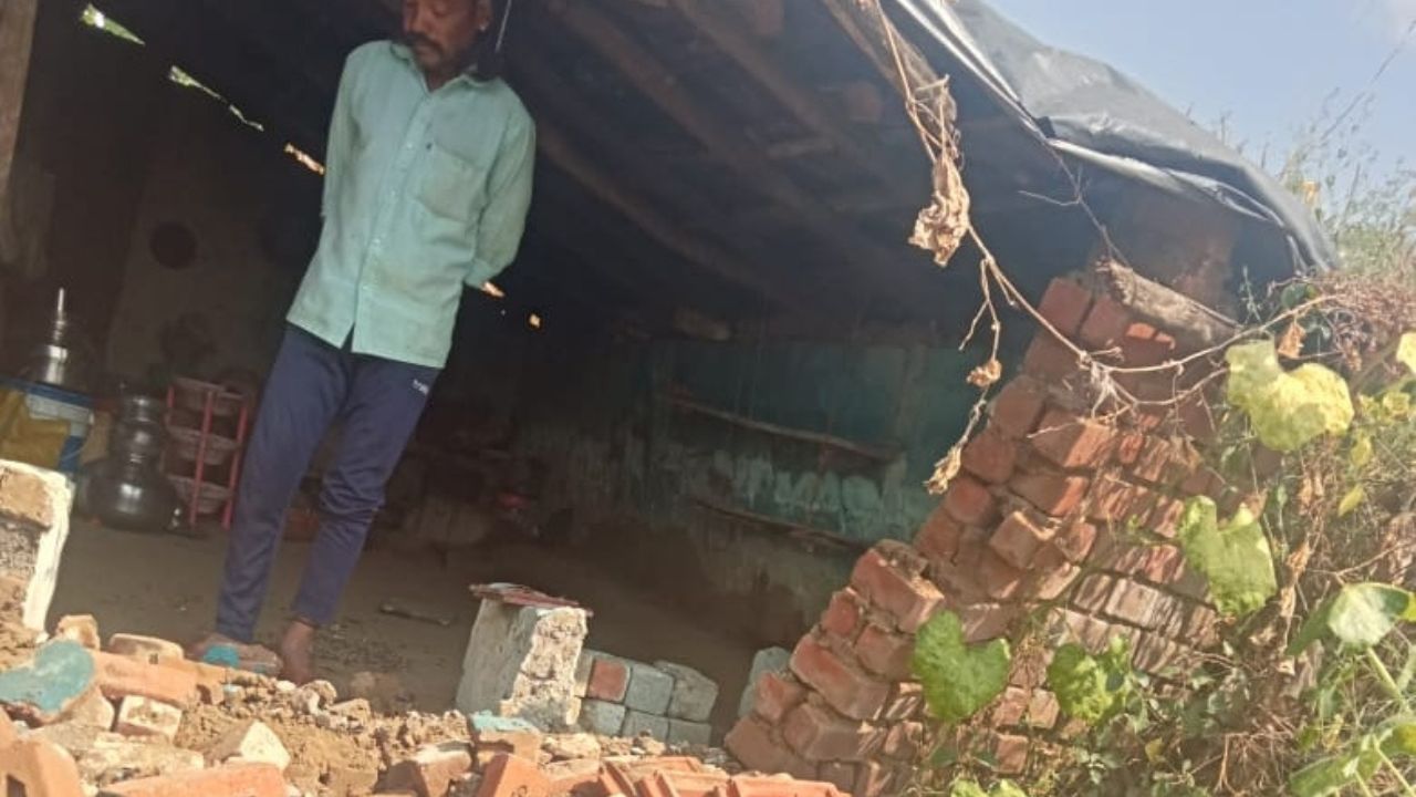 MP news: गुरुवार सुबह धार जिले में एक दर्दनाक हादसा हुआ जब बारिश के चलते एक निर्माणाधीन मकान की दीवार गिर गई। इस दीवार के नीचे एक दो महीने की मासूम बच्ची अपनी मां और पिता के साथ सो रही थी। हादसे के समय पूरा परिवार घर के एक कोने में सोया हुआ था और उन्हें अंदाजा भी नहीं था कि दीवार भरभराकर उनके ऊपर गिरने वाली है।