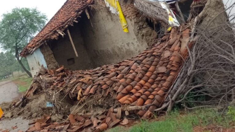 MP news: गुरुवार सुबह धार जिले में एक दर्दनाक हादसा हुआ जब बारिश के चलते एक निर्माणाधीन मकान की दीवार गिर गई। इस दीवार के नीचे एक दो महीने की मासूम बच्ची अपनी मां और पिता के साथ सो रही थी। हादसे के समय पूरा परिवार घर के एक कोने में सोया हुआ था और उन्हें अंदाजा भी नहीं था कि दीवार भरभराकर उनके ऊपर गिरने वाली है।