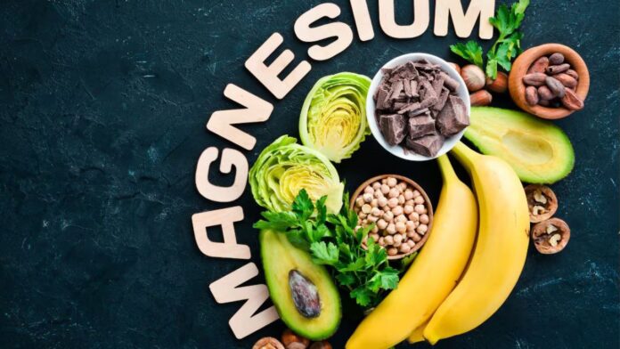 Magnesium. अगर आप अक्सर थकावट महसूस करते हैं या मांसपेशियों में अकड़न और खिंचाव जैसी समस्या झेल रहे हैं तो यह सामान्य कमजोरी नहीं हो सकती। यह संकेत मैग्नीशियम की कमी के हो सकते हैं। आज के दौर में हमारी जीवनशैली और खानपान में जो बदलाव आया है वह इस जरूरी मिनरल की कमी की वजह बन गया है। मैग्नीशियम क्या करता है शरीर में