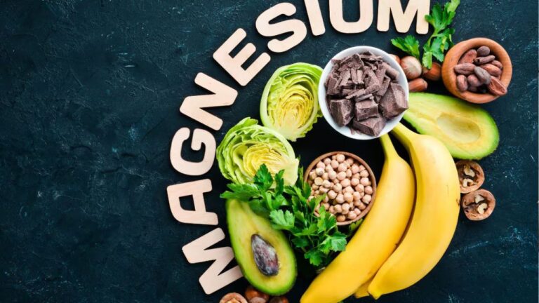 Magnesium. अगर आप अक्सर थकावट महसूस करते हैं या मांसपेशियों में अकड़न और खिंचाव जैसी समस्या झेल रहे हैं तो यह सामान्य कमजोरी नहीं हो सकती। यह संकेत मैग्नीशियम की कमी के हो सकते हैं। आज के दौर में हमारी जीवनशैली और खानपान में जो बदलाव आया है वह इस जरूरी मिनरल की कमी की वजह बन गया है। मैग्नीशियम क्या करता है शरीर में