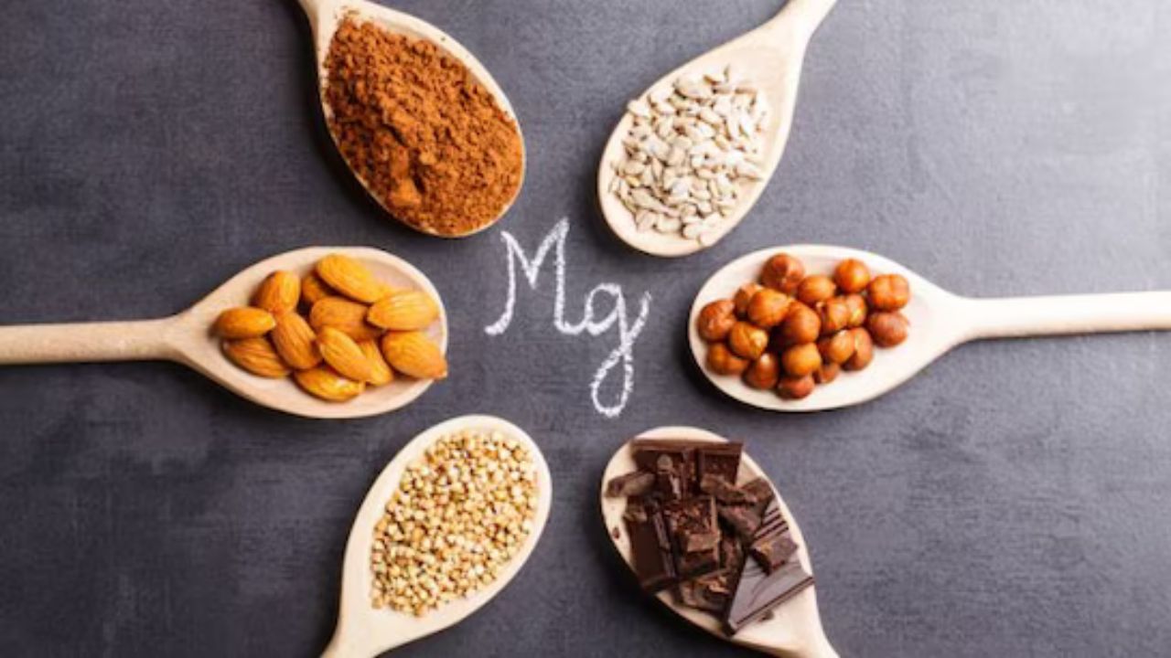 Magnesium. अगर आप अक्सर थकावट महसूस करते हैं या मांसपेशियों में अकड़न और खिंचाव जैसी समस्या झेल रहे हैं तो यह सामान्य कमजोरी नहीं हो सकती। यह संकेत मैग्नीशियम की कमी के हो सकते हैं। आज के दौर में हमारी जीवनशैली और खानपान में जो बदलाव आया है वह इस जरूरी मिनरल की कमी की वजह बन गया है। मैग्नीशियम क्या करता है शरीर में