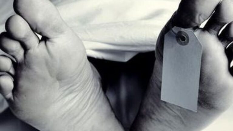 MP news: सागर जिले के मलगोनी थाने के तहत आने वाले गांव चुरारी में मंगलवार की रात एक दर्दनाक हादसा हुआ। रात के लगभग 12 बजे सरोज रानी अपने 12 वर्षीय बेटे निलेश आदिवासी के साथ घर में सो रही थीं। तभी अचानक एक जहरीले सांप ने दोनों को डस लिया। मां-बेटे को नींद में ही यह हमला हुआ और थोड़ी ही देर में निलेश की तबीयत बिगड़ने लगी। सरोज रानी ने तुरंत परिवार को घटना की जानकारी दी लेकिन इसके बाद जो हुआ वह दिल दहला देने वाला है।