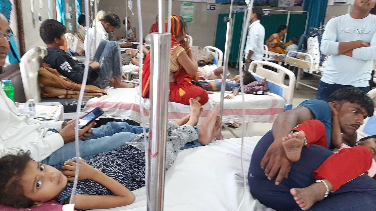 MP news: दमोह जिले के तेन्दूखेड़ा नगर में अचानक से उल्टी और दस्त की बीमारी ने लोगों को अपनी चपेट में ले लिया है। वार्ड क्रमांक 3, 4 और 8 इस बीमारी से सबसे ज्यादा प्रभावित हुए हैं। बीते दो दिनों में लगभग 60 लोगों के बीमार होने की सूचना है जिससे पूरे क्षेत्र में अफरा-तफरी का माहौल बन गया है।