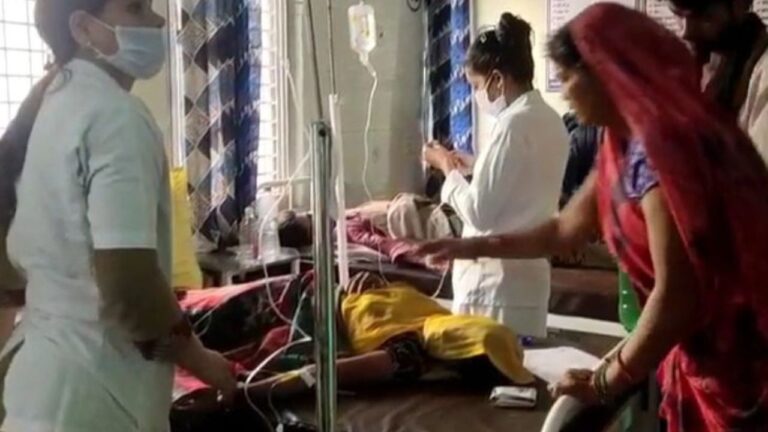 MP news: दमोह जिले के तेन्दूखेड़ा नगर में अचानक से उल्टी और दस्त की बीमारी ने लोगों को अपनी चपेट में ले लिया है। वार्ड क्रमांक 3, 4 और 8 इस बीमारी से सबसे ज्यादा प्रभावित हुए हैं। बीते दो दिनों में लगभग 60 लोगों के बीमार होने की सूचना है जिससे पूरे क्षेत्र में अफरा-तफरी का माहौल बन गया है।