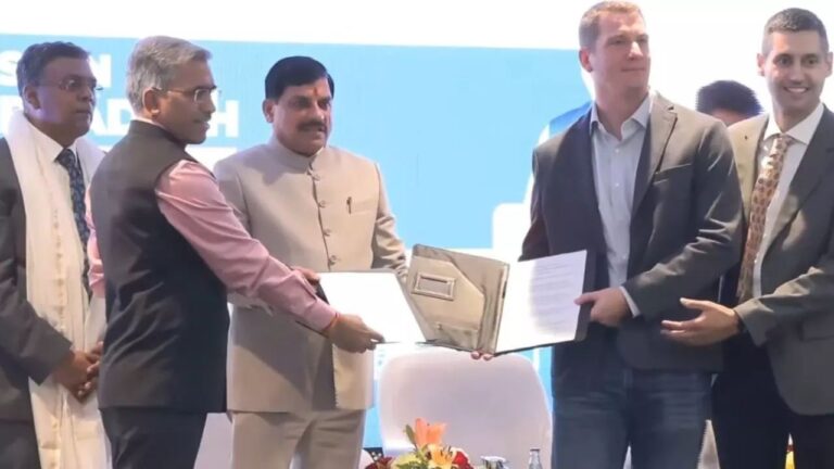 MP news: मुख्यमंत्री डॉ. मोहन यादव अपने स्पेन दौरे के तीसरे दिन बार्सिलोना स्थित Feira de Barcelona Montjuic परिसर पहुंचे। यह मेला यूरोप के सबसे बड़े और प्रमुख व्यापार मेलों में से एक माना जाता है। 1932 में स्थापित यह परिसर सांस्कृतिक और वास्तुशिल्प दृष्टि से बेहद महत्वपूर्ण Montjuic क्षेत्र में स्थित है। सीएम ने यहां स्पेन के Smart City मॉडल को करीब से देखा और समझा कि किस तरह शहरी विकास में तकनीक का इस्तेमाल किया जा सकता है।