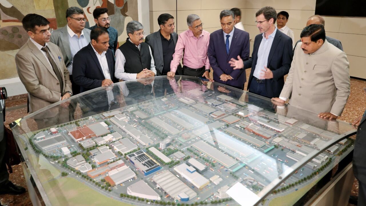 MP news: मुख्यमंत्री डॉ. मोहन यादव अपने स्पेन दौरे के तीसरे दिन बार्सिलोना स्थित Feira de Barcelona Montjuic परिसर पहुंचे। यह मेला यूरोप के सबसे बड़े और प्रमुख व्यापार मेलों में से एक माना जाता है। 1932 में स्थापित यह परिसर सांस्कृतिक और वास्तुशिल्प दृष्टि से बेहद महत्वपूर्ण Montjuic क्षेत्र में स्थित है। सीएम ने यहां स्पेन के Smart City मॉडल को करीब से देखा और समझा कि किस तरह शहरी विकास में तकनीक का इस्तेमाल किया जा सकता है।