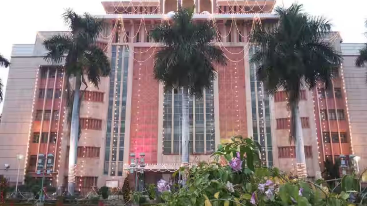 MP news: मध्यप्रदेश सरकार ने एक बड़ा निर्णय लेते हुए आयुष विभाग के अंतर्गत आने वाले सरकारी मेडिकल कॉलेजों के डॉक्टरों और प्रोफेसरों को फिर से पढ़ाई और इलाज से जोड़ने का फैसला किया है। अभी तक जो डॉक्टर केवल कार्यालयों में प्रशासनिक काम कर रहे थे, अब वे फिर से कक्षाओं और अस्पतालों में सक्रिय भूमिका निभाएंगे। सरकार ने माना है कि डॉक्टरों को केवल टेबल वर्क पर बैठाना न तो चिकित्सा सेवाओं के लिए ठीक है और न ही शिक्षा के लिए।