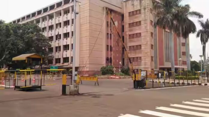 MP news: मध्यप्रदेश सरकार ने एक बड़ा निर्णय लेते हुए आयुष विभाग के अंतर्गत आने वाले सरकारी मेडिकल कॉलेजों के डॉक्टरों और प्रोफेसरों को फिर से पढ़ाई और इलाज से जोड़ने का फैसला किया है। अभी तक जो डॉक्टर केवल कार्यालयों में प्रशासनिक काम कर रहे थे, अब वे फिर से कक्षाओं और अस्पतालों में सक्रिय भूमिका निभाएंगे। सरकार ने माना है कि डॉक्टरों को केवल टेबल वर्क पर बैठाना न तो चिकित्सा सेवाओं के लिए ठीक है और न ही शिक्षा के लिए।