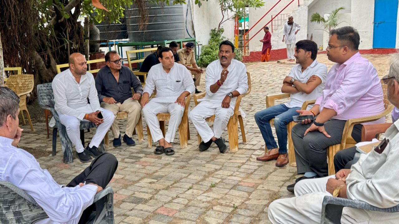 MP news: इंदौर शहर अब एक नई पहचान के साथ सामने आने जा रहा है। यहां राज्य का पहला ऑक्सीजन गार्डन बनने जा रहा है जो 11 एकड़ क्षेत्र में फैला होगा और जिसमें लाखों पौधे लगाए जाएंगे। यह गार्डन न केवल शहर की हरियाली बढ़ाएगा बल्कि लोगों को शुद्ध हवा भी प्रदान करेगा। यह पहल प्रधानमंत्री नरेंद्र मोदी के ‘एक पेड़ मां के नाम’ अभियान के अंतर्गत शुरू की गई है।