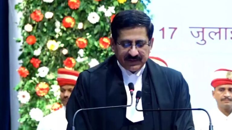 MP High Court: भोपाल के राजभवन में गुरुवार को एक अहम समारोह में जस्टिस संजीव सचदेवा ने मध्य प्रदेश हाई कोर्ट के मुख्य न्यायाधीश के रूप में शपथ ली। राज्यपाल मंगूभाई पटेल ने उन्हें पद और गोपनीयता की शपथ दिलाई। इस मौके पर प्रदेश के मुख्य सचिव अनुराग जैन ने राष्ट्रपति द्रौपदी मुर्मू द्वारा जारी अधिसूचना को पढ़ा जिसमें जस्टिस सचदेवा की नियुक्ति की घोषणा की गई थी