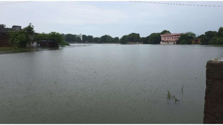 MP news: छतरपुर जिले में लगातार दो दिनों से हो रही मूसलाधार बारिश ने पिछले 30 से 35 वर्षों का रिकॉर्ड तोड़ दिया है। सिर्फ दो दिनों में जिले में 22 इंच से ज्यादा बारिश दर्ज की गई है। 1 जून से 18 जुलाई के बीच कुल 42.3 इंच बारिश हो चुकी है जो औसत वर्षा के बराबर है। मौसम विभाग के मुताबिक यह बारिश सामान्य से कहीं अधिक है।