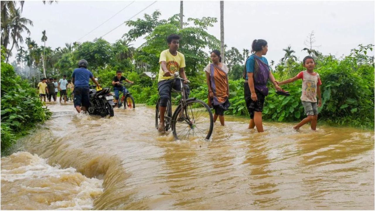 MP news: छतरपुर जिले में लगातार दो दिनों से हो रही मूसलाधार बारिश ने पिछले 30 से 35 वर्षों का रिकॉर्ड तोड़ दिया है। सिर्फ दो दिनों में जिले में 22 इंच से ज्यादा बारिश दर्ज की गई है। 1 जून से 18 जुलाई के बीच कुल 42.3 इंच बारिश हो चुकी है जो औसत वर्षा के बराबर है। मौसम विभाग के मुताबिक यह बारिश सामान्य से कहीं अधिक है।