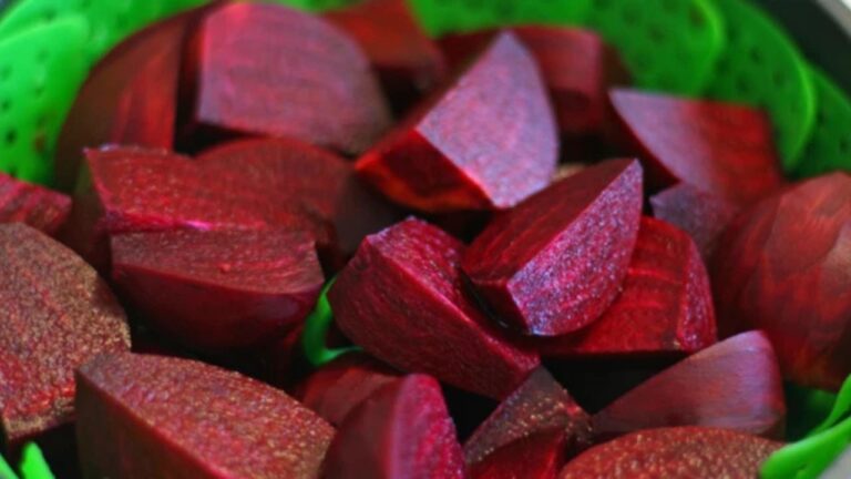 Beetroot Benefits: चुकंदर में छिपे हैं शक्तिशाली सीक्रेट तत्व, शरीर में एनर्जी बढ़ाएगा ये सस्ता सुपरफूड!