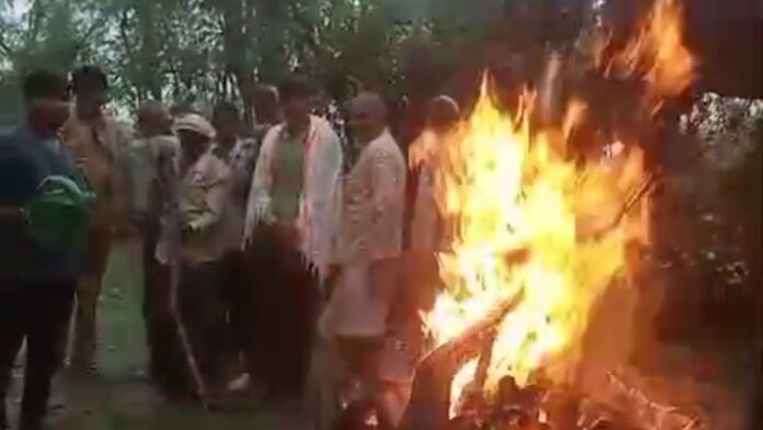 Ashoknagar में मानवता शर्मसार, उद्घाटन न होने पर युवक का अंतिम संस्कार बारिश में खुले में करना पड़ा