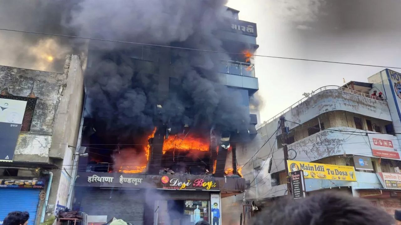MP News: शहडोल के गांधी चौक के पास तीन मंजिला इमारत में भीषण आग, फायर ब्रिगेड बेबस