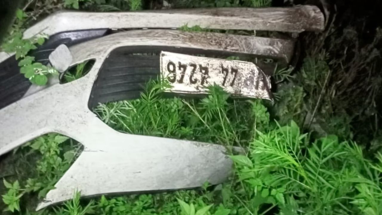 Himachal Pradesh Car Accident: चलती कार पर गिरा विशाल पत्थर, 500 मीटर गहरी खाई में गिरने से एक ही परिवार के 6 लोगों की मौत