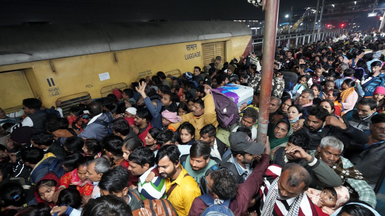 New Delhi Railway Station Stampede: नई दिल्ली रेलवे स्टेशन पर भगदड़ की रिपोर्ट आई सामने! हाई लेवल जांच ने बताई असली वजह